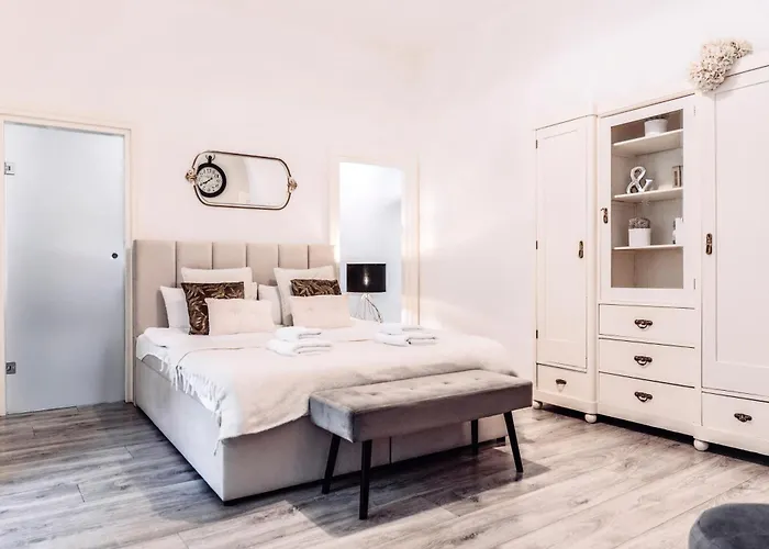 Wenceslas Square / Main Station - New Studio*****